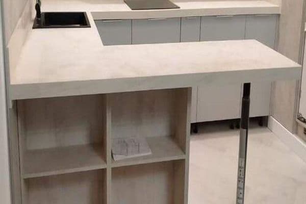 Бежевая П-образная столешница для кухни из искусственного камня TriStone Бежевая П-образная столешница для кухни из искусственного камня TriStone