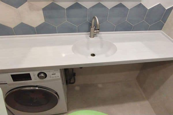 Белая столешница в ванную с интегрированной раковиной из акрилового камня TriStone Белая столешница в ванную с интегрированной раковиной из акрилового камня TriStone