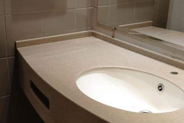 Бежевая столешница в ванную из искусственного камня TriStone Бежевая столешница в ванную из искусственного камня TriStone
