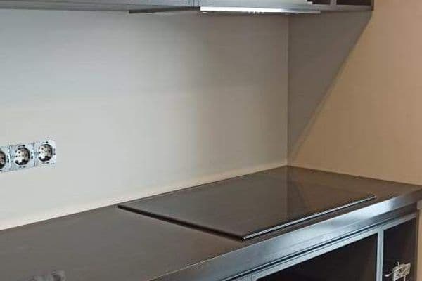 Черная угловая столешница из искусственного камня Tristone Черная угловая столешница из искусственного камня Tristone
