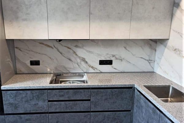 Угловая столешница для кухни с ногой в пол из искусственного камня Tristone Угловая столешница для кухни с ногой в пол из искусственного камня Tristone