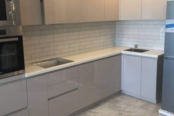 Г-образная столешница для кухни из акрилового камня Grandex S204 Creamy Sand Г-образная столешница для кухни из акрилового камня Grandex S204 Creamy Sand