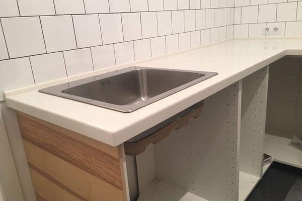 Г-образная столешница для кухни из искусственного камня Staron SM421 Sanded Cream Г-образная столешница для кухни из искусственного камня Staron SM421 Sanded Cream