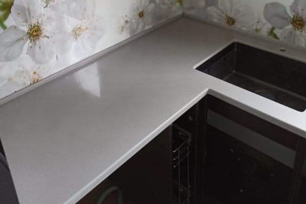 Кухонная Г-образная столешница из искусственного камня Tristone Кухонная Г-образная столешница из искусственного камня Tristone