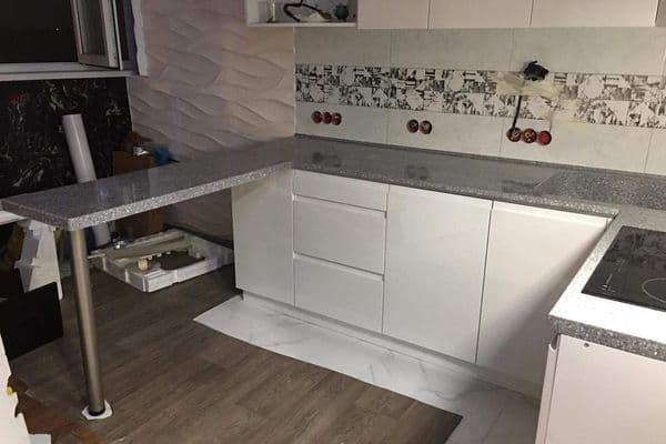 П-образная столешница для кухни с интегрированной мойкой из искусственного камня Grandex П-образная столешница для кухни с интегрированной мойкой из искусственного камня Grandex