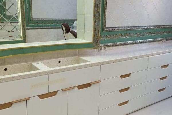 Столешница из искусственного камня Grandex с двумя интегрированными раковинами Столешница из искусственного камня Grandex с двумя интегрированными раковинами