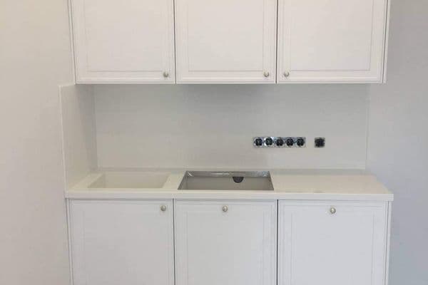 Столешница и стеновая панель для кухни из искусственного камня Staron BW010 Bright White Столешница и стеновая панель для кухни из искусственного камня Staron BW010 Bright White