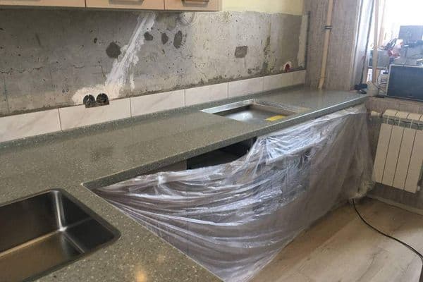 Угловая столешница для кухни из акрилового камня Staron РА860 Pebble Agua Угловая столешница для кухни из акрилового камня Staron РА860 Pebble Agua